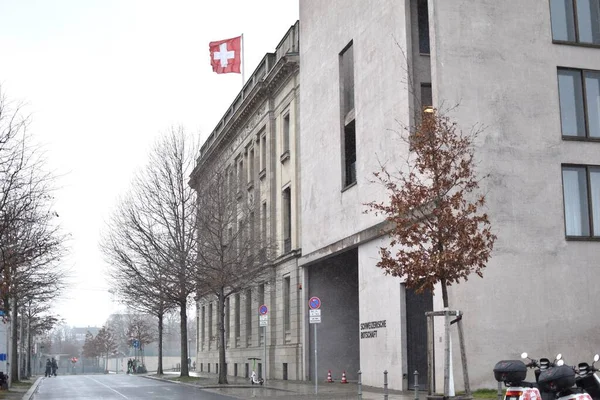 Berlin Alemanha Fevereiro 2023 Bandeira Embaixada Suíça Centro Berlin — Fotografia de Stock