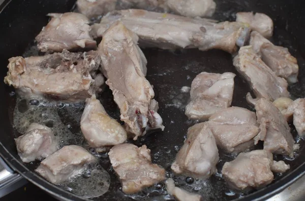 Κρέας Κοτόπουλου Τηγανίζεται Μαύρο Τηγάνι — Φωτογραφία Αρχείου