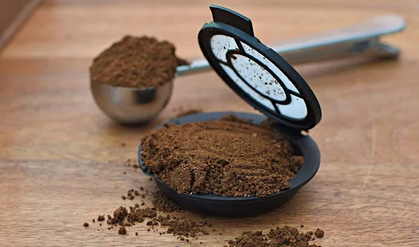 Gemahlener Kaffee Filter Für Kaffeemaschine Und Kaffeelöffel Auf Holztisch — Stockfoto