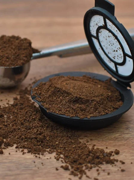 Gemahlener Kaffee Filter Für Kaffeemaschine Und Kaffeelöffel Auf Holztisch — Stockfoto