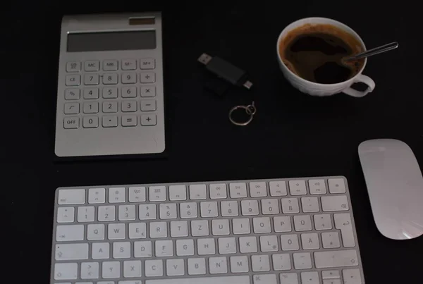 Eine Tasse Kaffee Auf Dem Schreibtisch Eine Tastatur Ein Adapter — Stockfoto