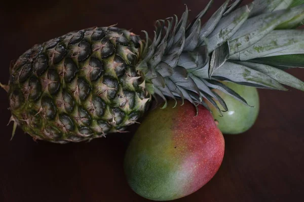 菠萝和芒果放在木制桌子上 — 图库照片