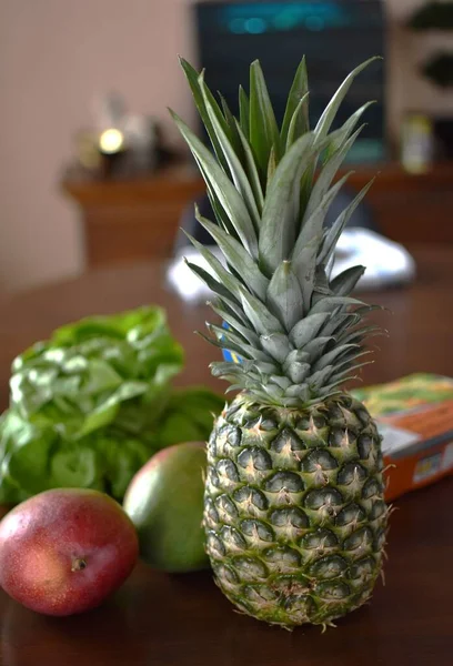 Pineapple Mango Green Salad Table — Stock Photo, Image