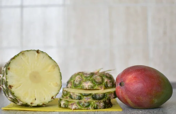 菠萝半楔子和整个芒果 — 图库照片