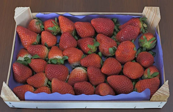 Rijpe Aardbeien Een Houten Kist — Stockfoto