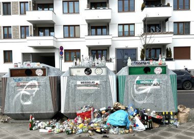 Berlin Almanya Mart 2023, ayaklanmalar, cam konteynır ve tnnen yakınında çöp ve cam 