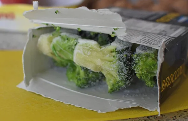 Diepgevroren Broccoli Een Open Papieren Doos — Stockfoto