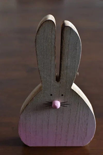 木制的野兔雕像在木制桌子上 — 图库照片