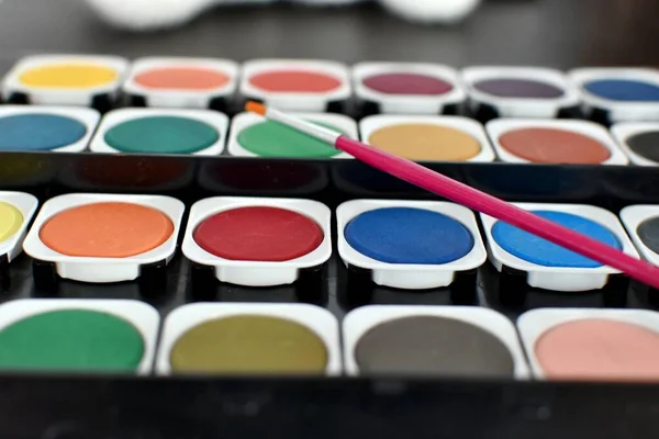 水彩画24种颜色和刷子 — 图库照片