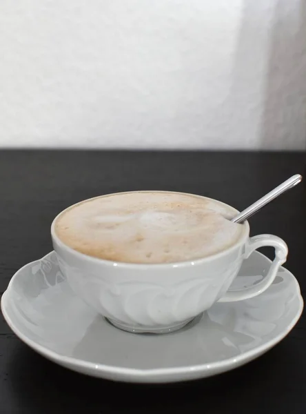 Cappuccino Porzellanbecher Auf Untertasse — Stockfoto