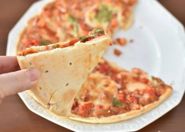 Pizza Pečená Ruce Bílém Talíři — Stock fotografie