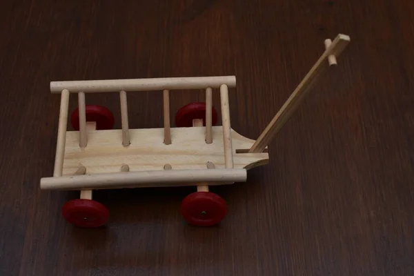 車輪の上のおもちゃの木製カート — ストック写真