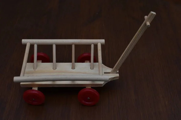 Spielzeugwagen Aus Holz Auf Rädern — Stockfoto