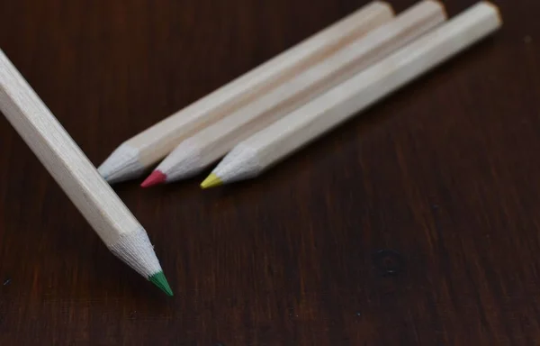 Quattro Matite Colorate Tavolo Legno — Foto Stock