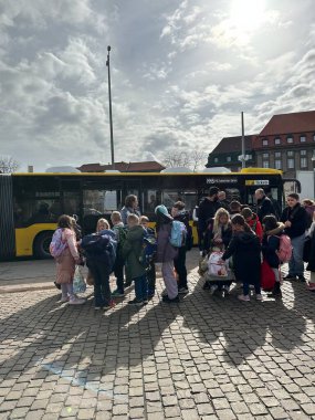 Berlin Almanya Mart 2023, bir grup çocuk Rathaus Spandau otobüs durağında duruyor.