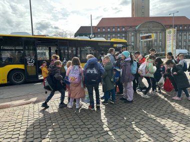 Berlin Almanya Mart 2023, bir grup çocuk Rathaus Spandau otobüs durağında duruyor.