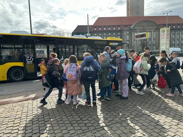 Berlin Germany Marzec 2023 Grupa Dzieci Stoi Przystanku Autobusowym Rathaus — Zdjęcie stockowe