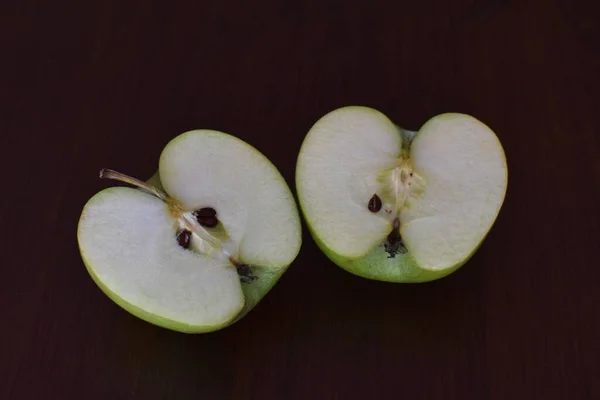 Deux Moitiés Une Pomme Verte Avec Des Graines Milieu — Photo