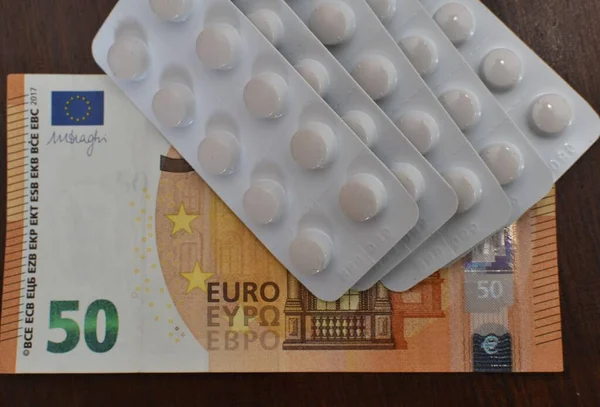 Таблетки Банкнота Евро Деревянном Столе — стоковое фото
