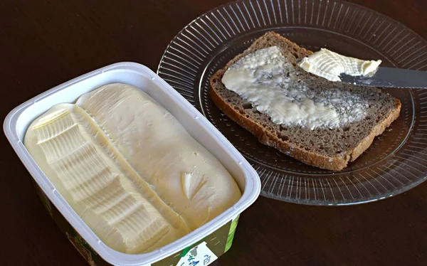 Burro Sandwich Una Fetta Pane Piatto Vetro Tavolo Legno — Foto Stock