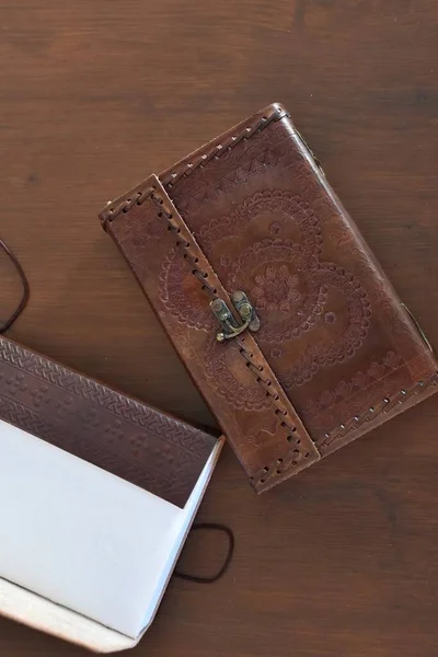 Zwei Handgefertigte Notizbücher Mit Ledereinband — Stockfoto