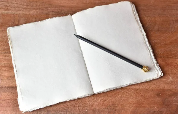 Ručně Vyrobený Papírový Zápisník Jednoduchá Tužka Zlatou Korunou Dřevěném Stole — Stock fotografie