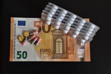 50 Euro ve tıbbi kapsüllü haplar.