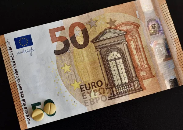 Billet Cinquante Euros Pilules Sur Fond Noir — Photo