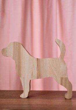 Tahta masadaki tahta bir köpeğin heykeli.