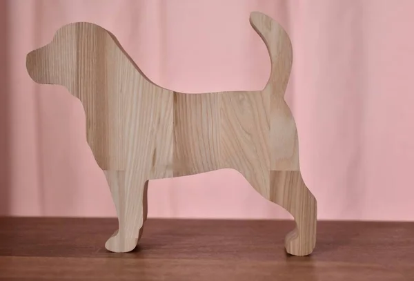 Figurka Drewnianego Psa Drewnianym Stole — Zdjęcie stockowe