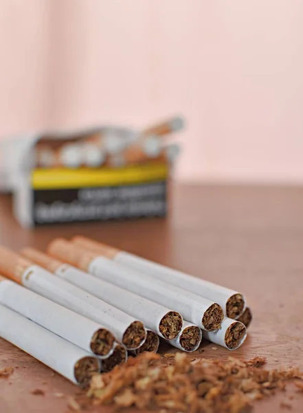 Filtrar Cigarros Embalagens Uma Mesa Madeira — Fotografia de Stock
