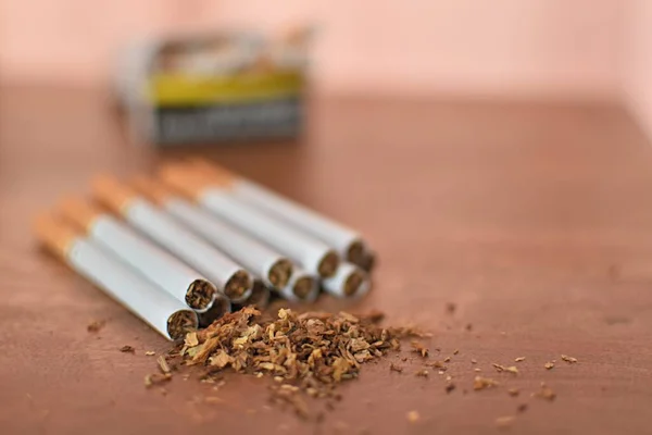 Sigara Ambalajı Ahşap Bir Masa Üzerinde Filtrele — Stok fotoğraf