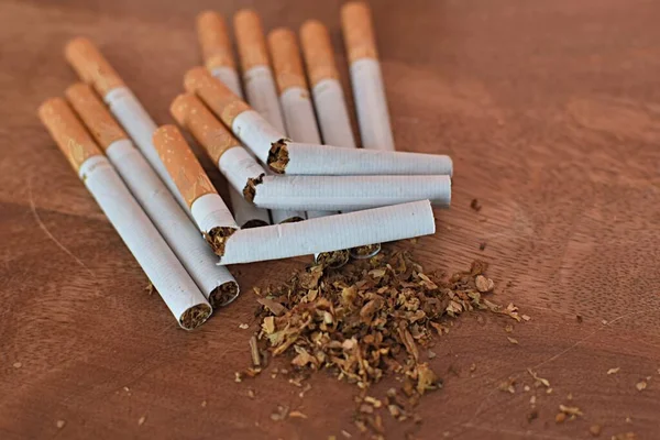 Cigarros Inteiros Quebrados Com Filtro Uma Mesa Madeira — Fotografia de Stock