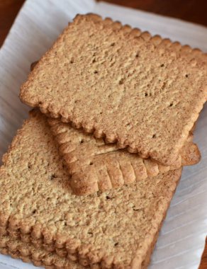 Beyaz kıvrımlı kağıtta tam tahıllı kurabiyeler