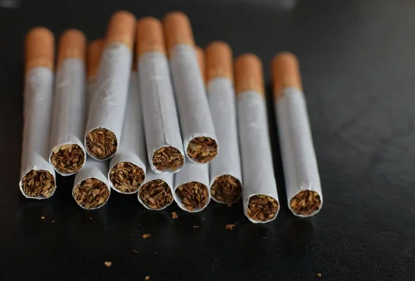 Filtrar Cigarros Fundo Preto — Fotografia de Stock
