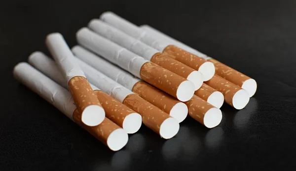 Filter Cigaretter Svart Bakgrund — Stockfoto