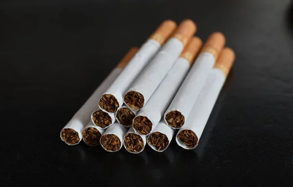 Cigarettes Filtrantes Sur Fond Noir — Photo