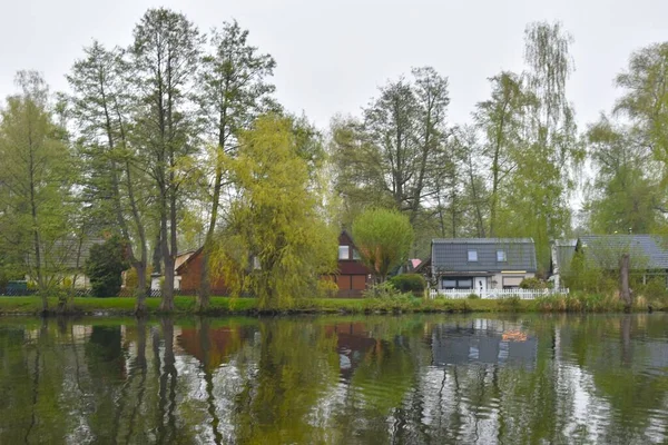 Nehir kenarındaki küçük evler.