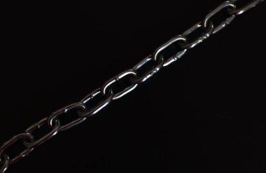 Siyah zemin üzerinde metal zincir