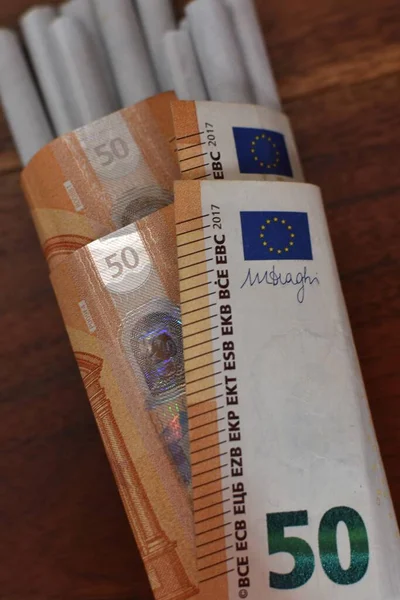 Banconota Euro Sigarette Tavolo Legno — Foto Stock