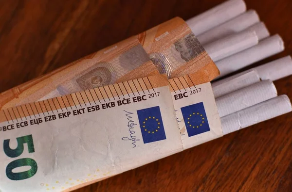Eurobankbiljet Sigaretten Een Houten Tafel — Stockfoto