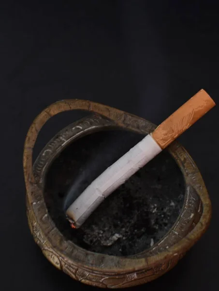 Cigaretter Släcks Metallaskkopp Svart Bakgrund — Stockfoto