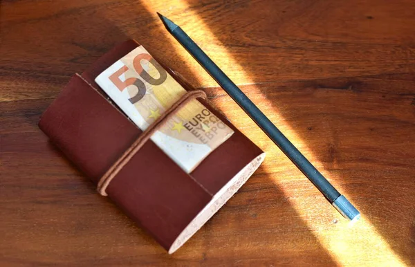Zápisník Vázaný Kůži Euro Jednoduchá Tužka Dřevěném Stole — Stock fotografie