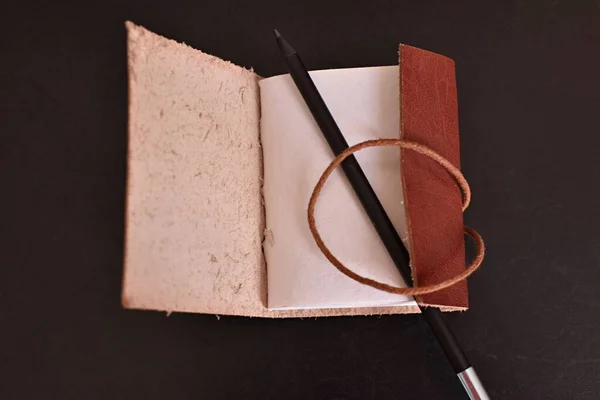 Σπιτικό Σημειωματάριο Δερμάτινο Δέσιμο Και Ένα Απλό Μολύβι — Φωτογραφία Αρχείου