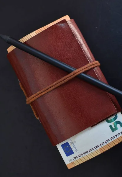 Ledergebundenes Notizbuch Euro Und Schwarzer Einfacher Bleistift Auf Schwarzem Hintergrund — Stockfoto