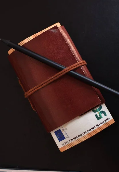 Couro Caderno Encadernado Euros Lápis Simples Preto Sobre Fundo Preto — Fotografia de Stock
