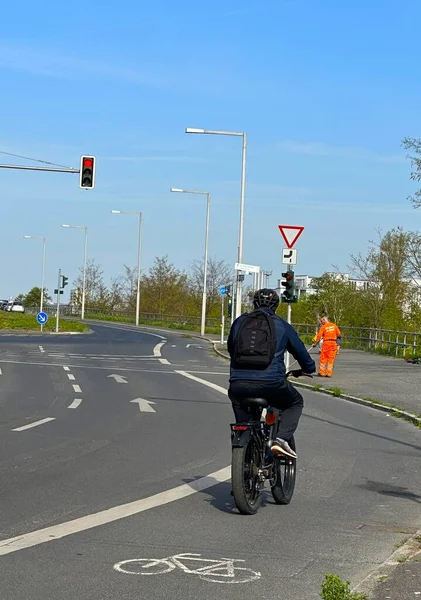 Berlin Germany Maj 2023 Człowiek Rowerze Jedzie Ścieżką Rowerową Pobliżu — Zdjęcie stockowe