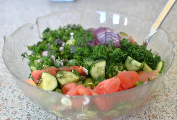 Salade Fraîche Concombres Tomates Aneth Dans Bol Verre — Photo