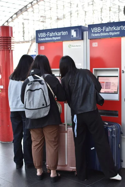 Berlin Germany May 2023 Group Girls Buy Train Ticket Machine — Stock Photo, Image