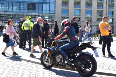 Berlin Almanya Mayıs 2023, motosikletli kask takan bir kız, polisler ve Porizh Meydanı 'ndaki diğer insanlar